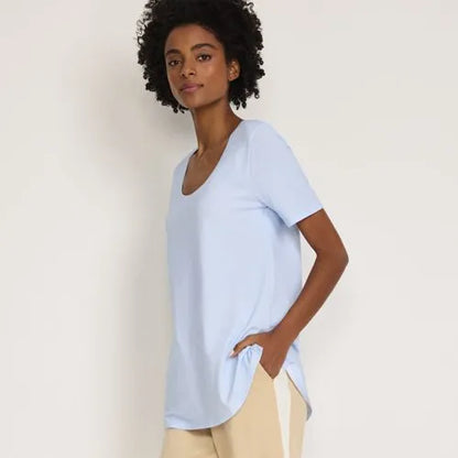 Women's Short Sleeve Power Performance Scoop Neck Curved Hem Tunic Tee